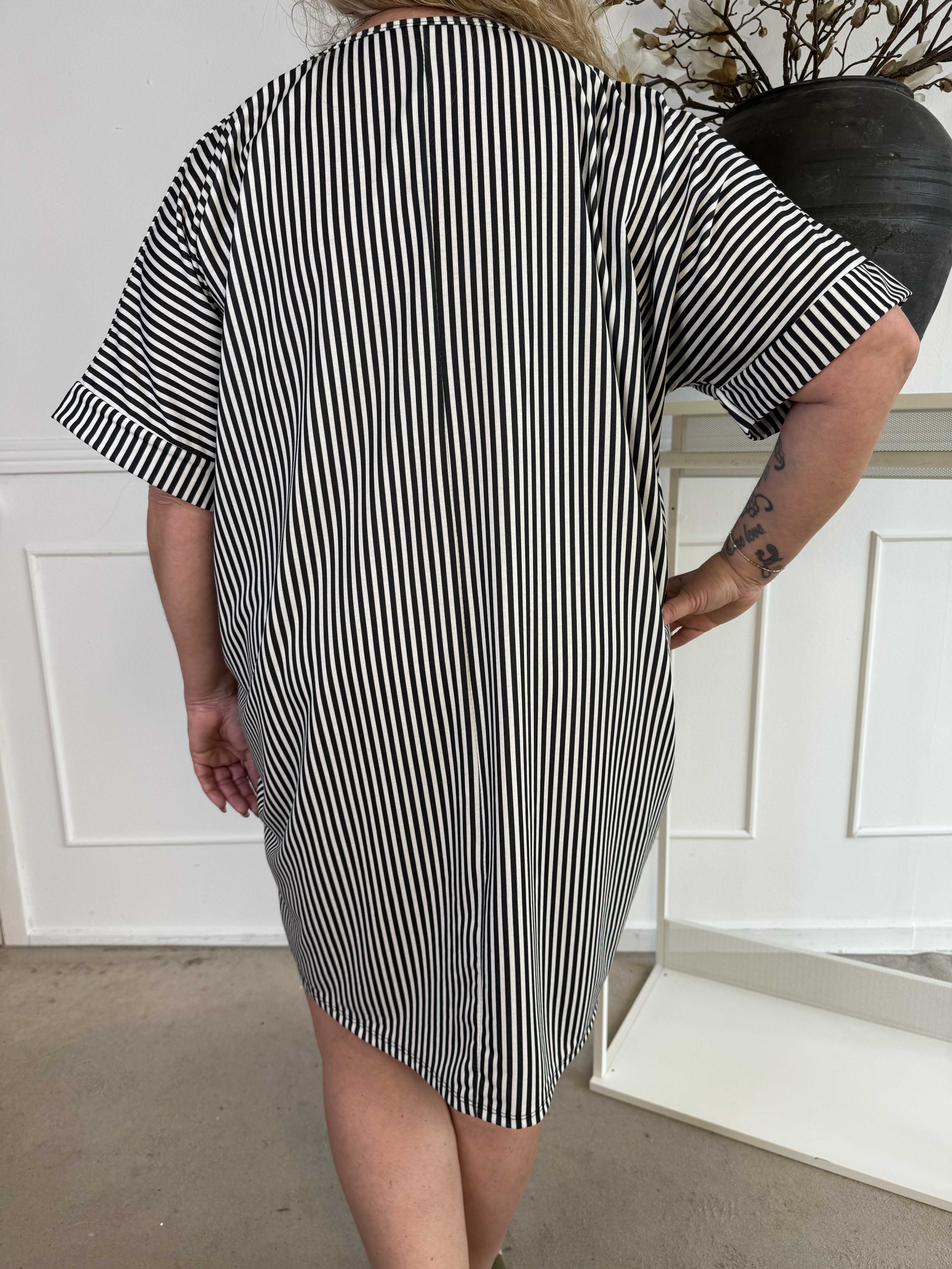 Mintu Stripe Dress - Plus size stribet kjole i bomuld med similisten